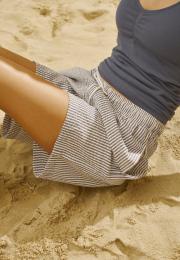Damenshorts, Seersucker | Recyceltes Polyester | blau gestreift -JBS of Denmark Women