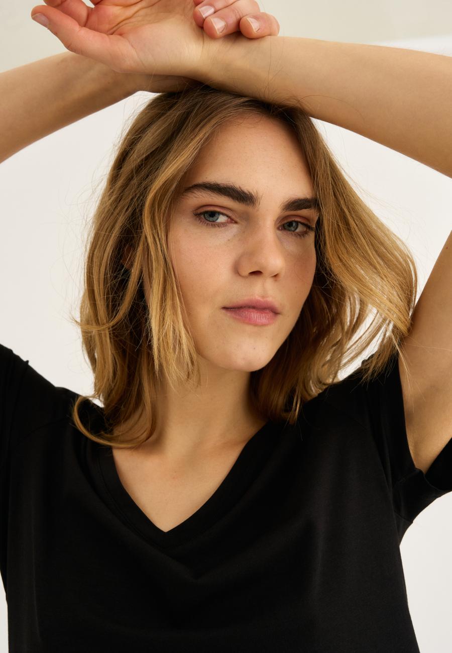 T-Shirt, V-Ausschnitt | Bambusviskose | Schwarz -JBS of Denmark Women